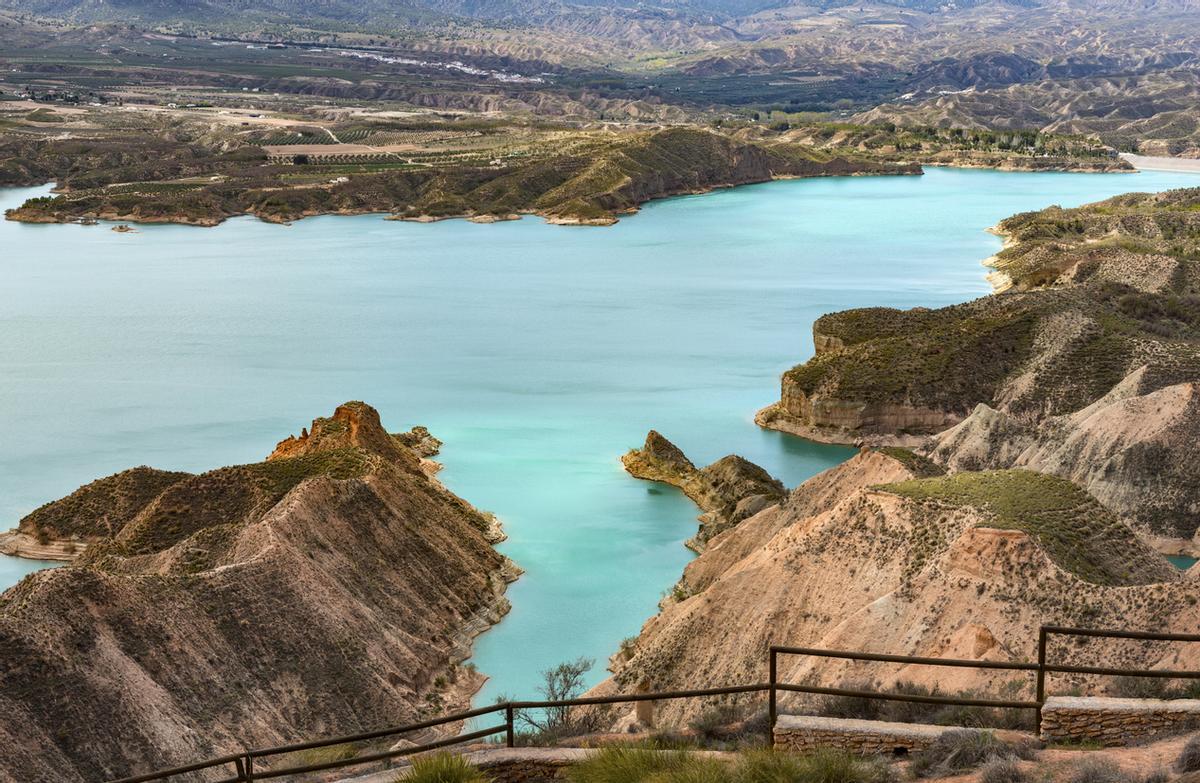 Vista del lago Negratín.
