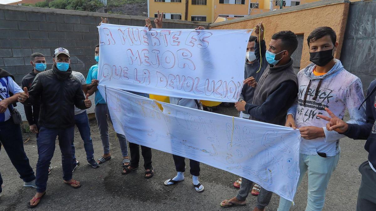 Migrantes en el campamento humanitario que la Fundación Cruz Blanca, de los Hermanos Franciscanos, gestiona en Las Palmas de Gran Canaria.