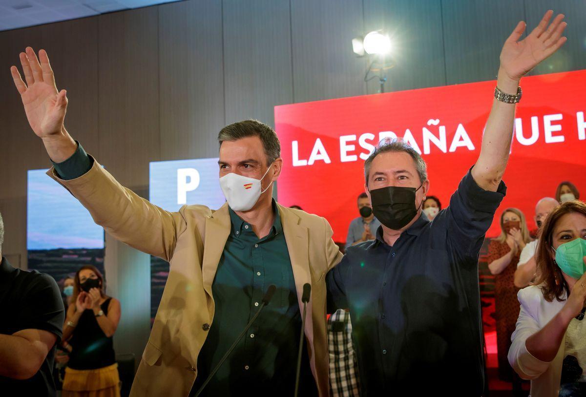 El secretario general del PSOE y presidente del Gobierno, Pedro Sánchez, junto al nuevo líder del PSOE andaluz, Juan Espadas.