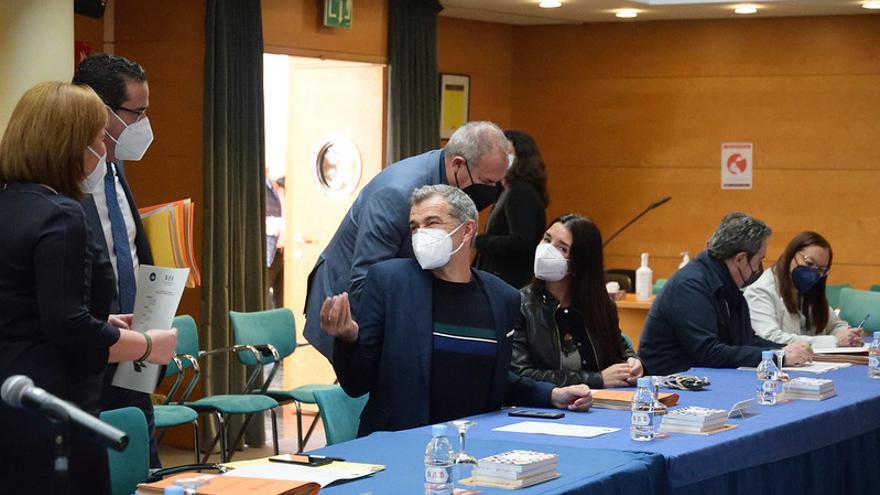 Cantó gesticula a Bonig en un moment de la Junta de Síndics celebrada aquest matí