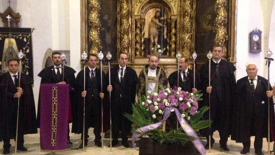 Los abades con sus nuevas insignias en la iglesia de Santa Catalina.