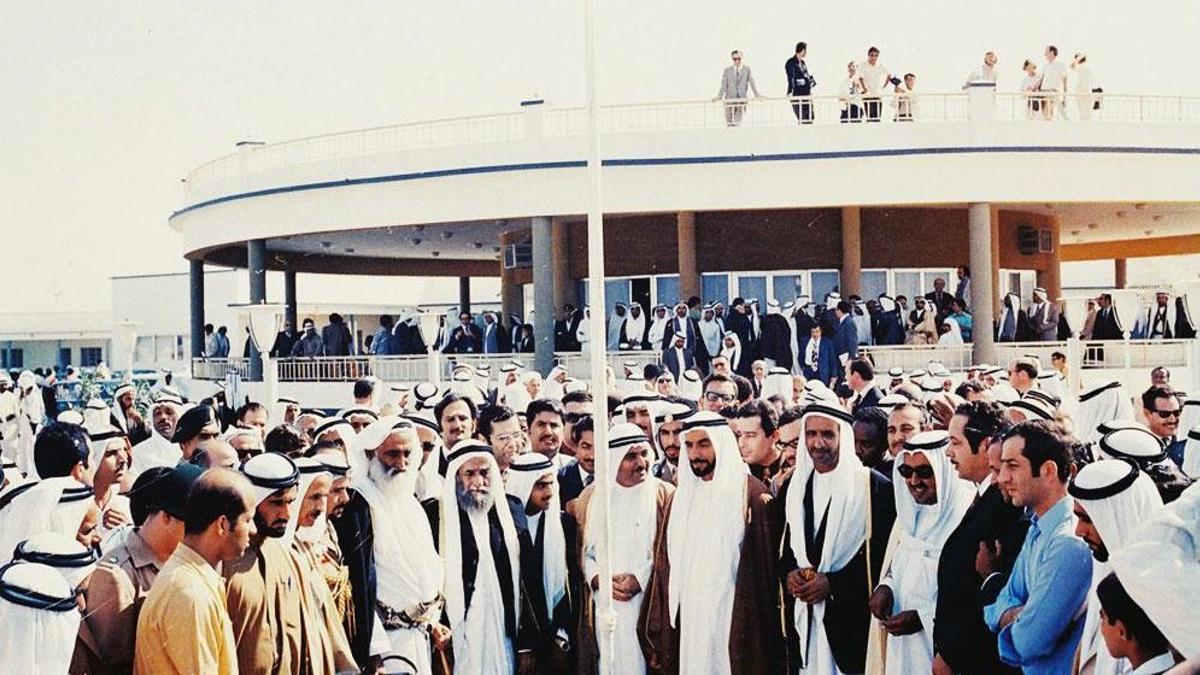 50 aniversario de la izada de bandera en los Emiratos Árabes a cargo de los jeques