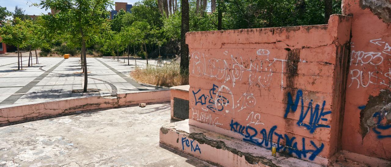 Imagen del parque ubicado en el recinto de la cueva de Maltravieso, en claro deterioro, que necesita remodelar sus elementos e incorporar un parque infantil.