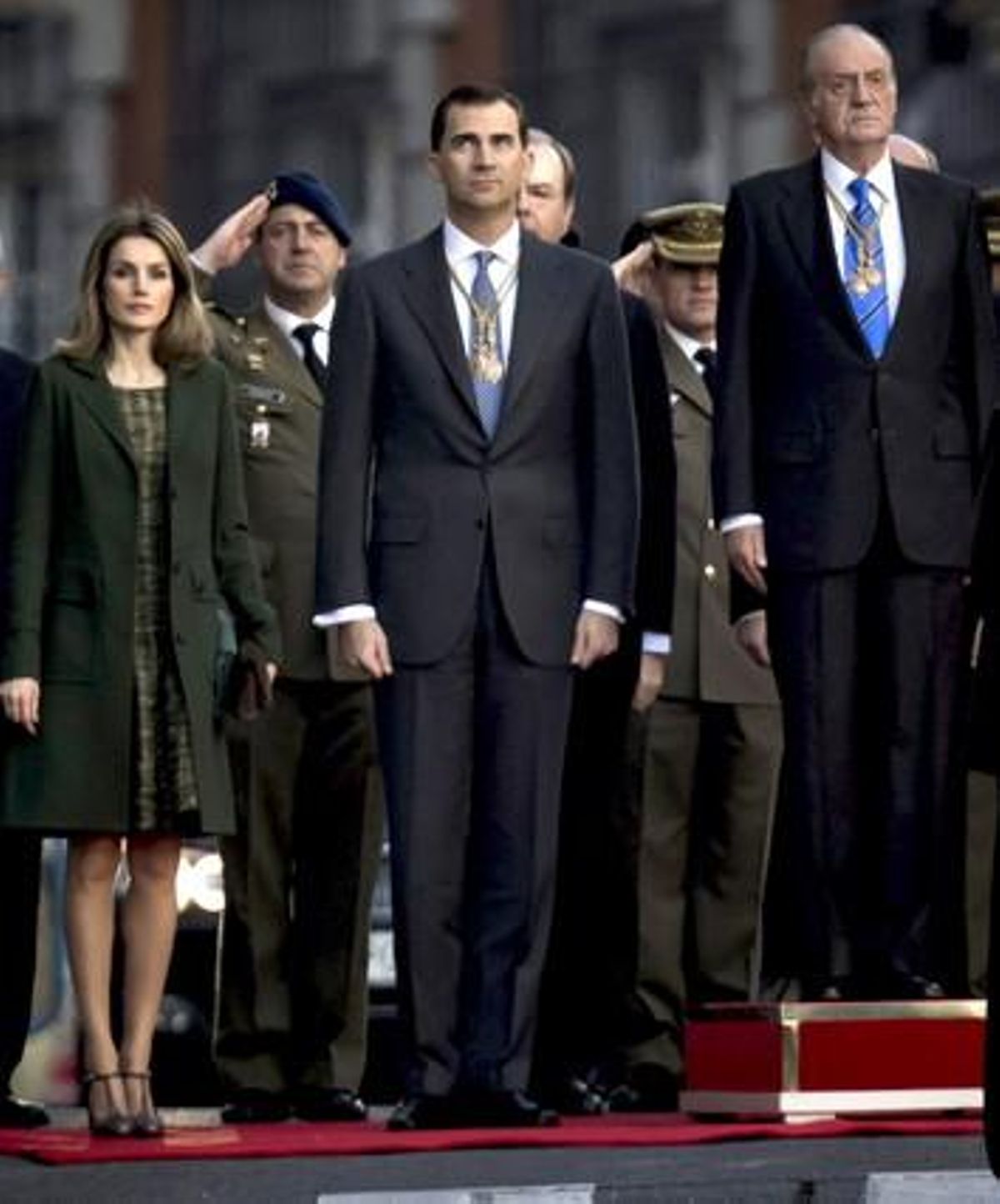El rei Joan Carles i els prínceps d’Astúries escolten l’himne nacional abans de dirigir-se al Congrés dels Diputats per inaugurar la nova legislatura.