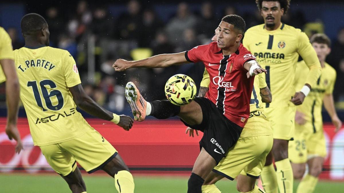 Mateo Joseph, entre dos rivales del Villarreal