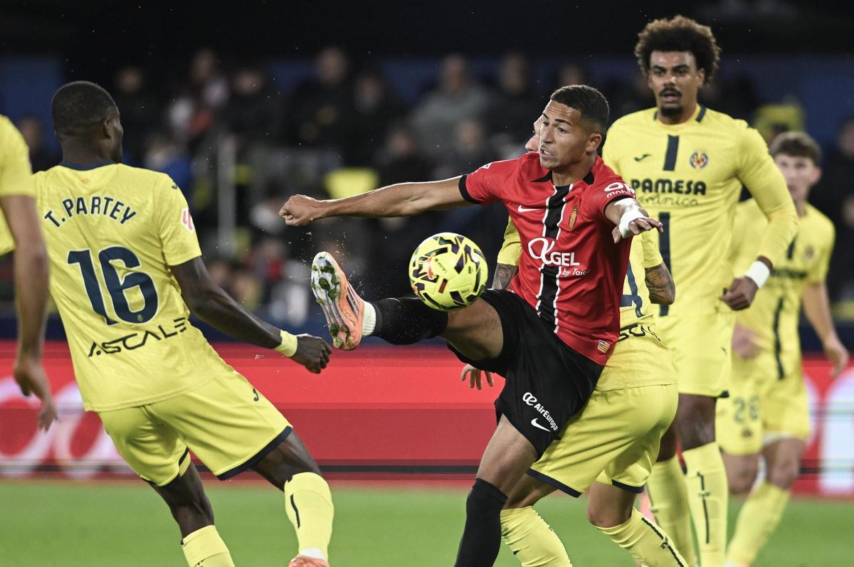 Mateo Joseph, entre dos rivales del Villarreal