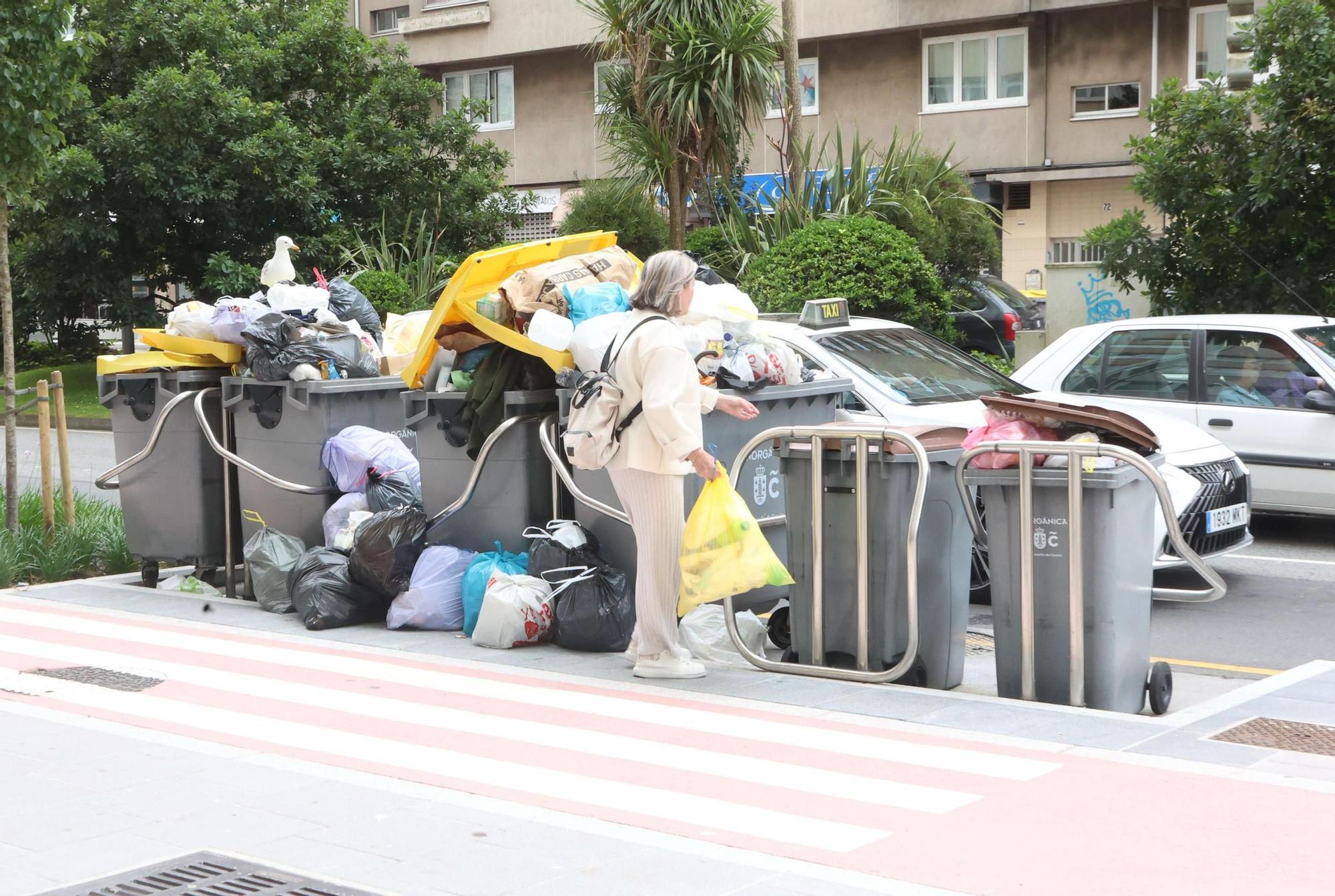 Huelga de la recogida de basuras en A Coruña: los desperdicios desbordan los contenedores