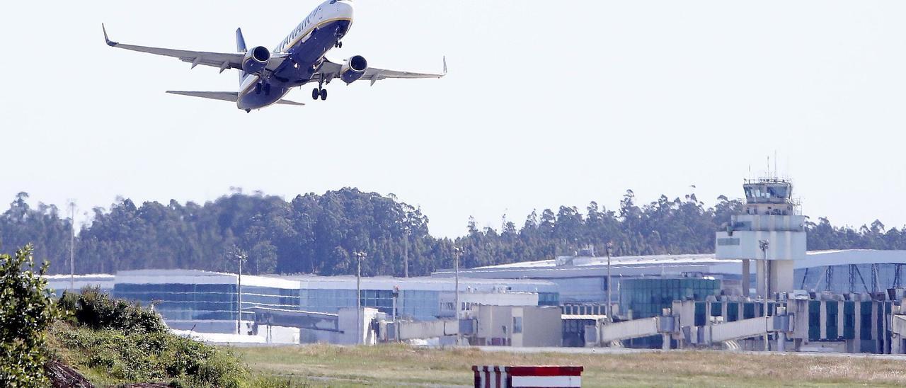 Un avión de Ryanair despega en la pista de Lavacolla.