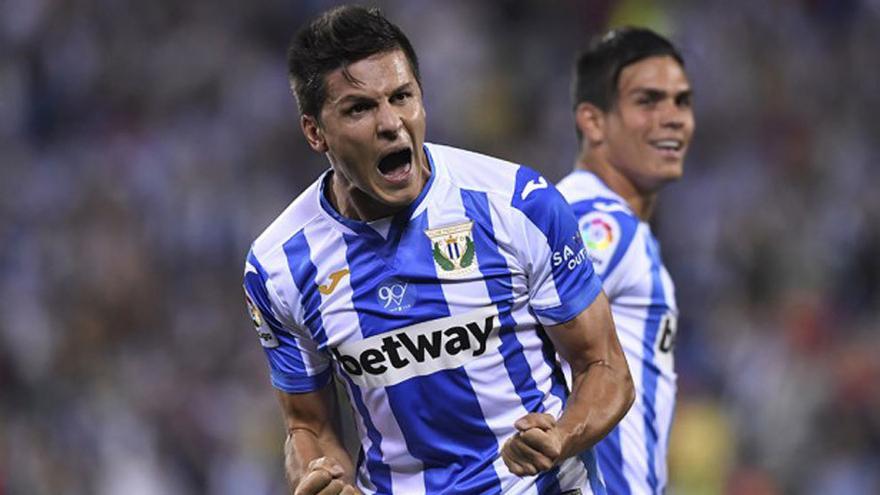 El delantero argentino del Elche Guido Carrillo canta un gol con el Leganés en Primera