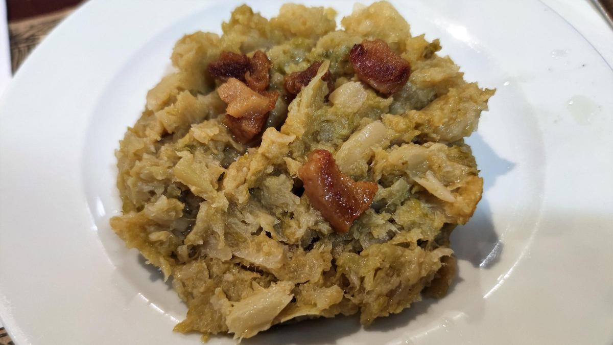 La col trinchada con 'cansalada' de Bar Rovira.