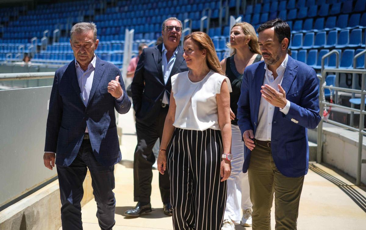Rosa Dávila y Lope Afonso junto al presidente del CD Tenerife, Paulino Rivero, en una visita al Heliodoro