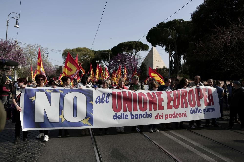 Manifestaciones a favor y en contra de la UE en Roma