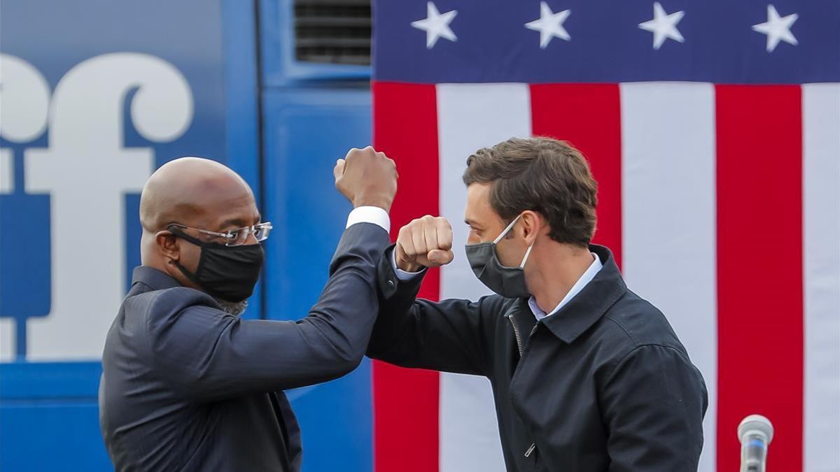 Stonecrest (United States)  28 12 2020 - Democratic Georgia US Senate candidates Jon Ossoff (R) and Reverend Raphael Warnock (L) participate in a dual campaign event during the final week of early voting in their US Senate runoff election in Stonecrest  Georgia  USA  28 December 2020  Ossoff and Warnock are running in a 05 January 2021 runoff election  (Estados Unidos) EFE EPA ERIK S  LESSER