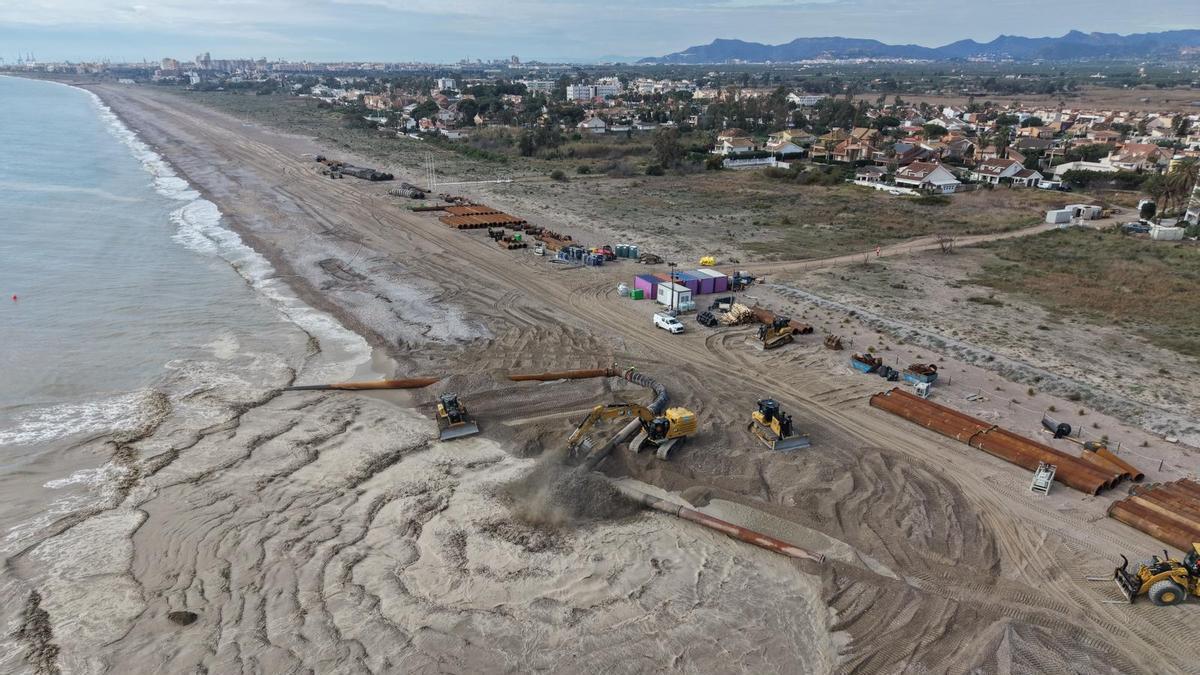 Arranca el vertido de arena en las playas de Sagunto y Canet