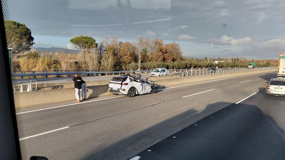 El turisme implicat en l’accident mortal a l’AP-7 a Sant Celoni.