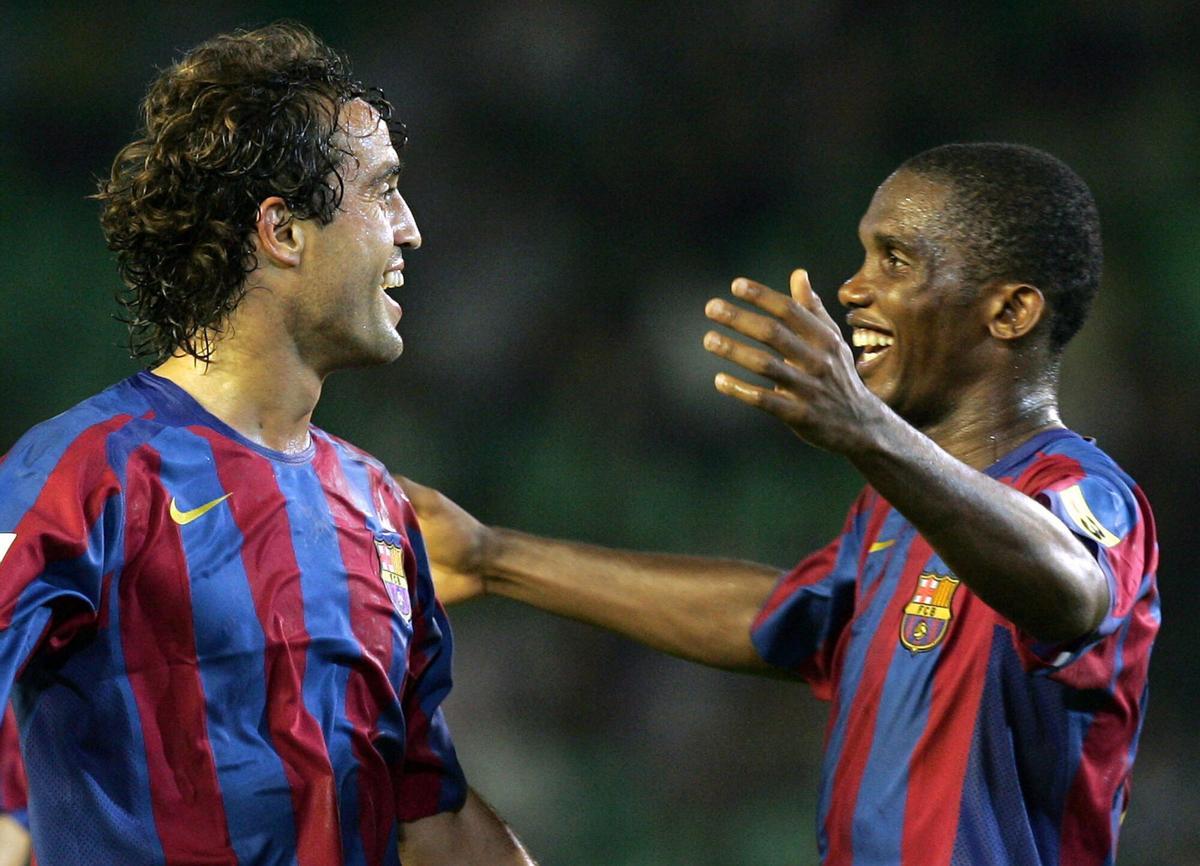 Santi Ezquerro, junto a Samuel Eto'o, en la 2004/2005