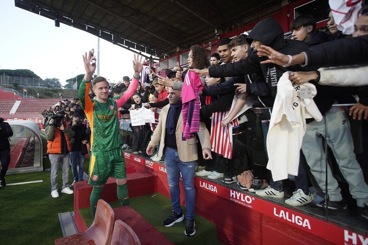 Ter Stegen saluda a la grada en la seva presentació.