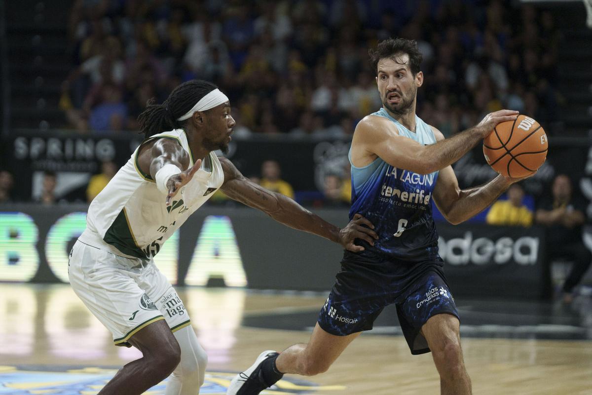 Kendrick Perry defiende a Bruno Fitipaldo en el último partido entre Unicaja y La Laguna.