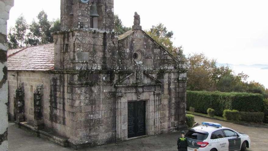 Se registraron robos en la iglesia de Toutón, en Mondariz, que se atribuyen a los detenidos. // D.P.