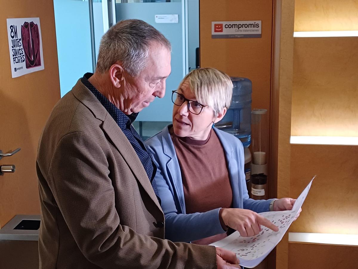 Joan Baldoví y Papi Robles, con el mapa de institutos que tienen cerca casas de apuestas