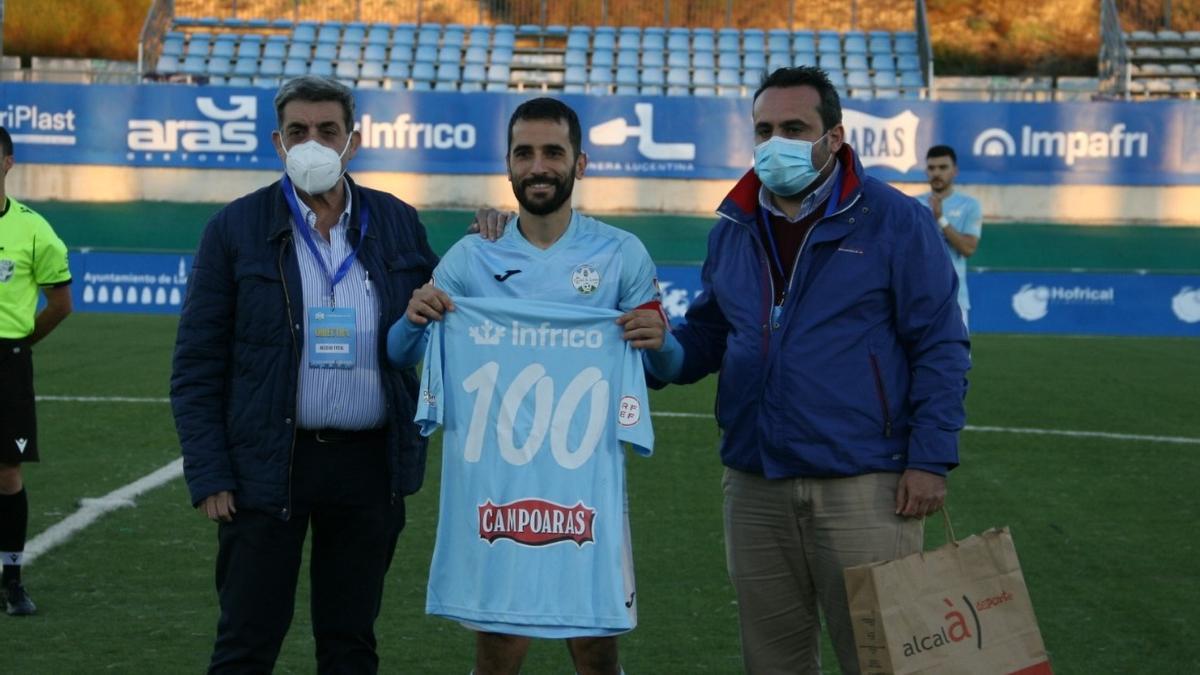 Mario Ruiz, recibiendo antes del partido una camiseta conmemorativa de sus cien partidos.