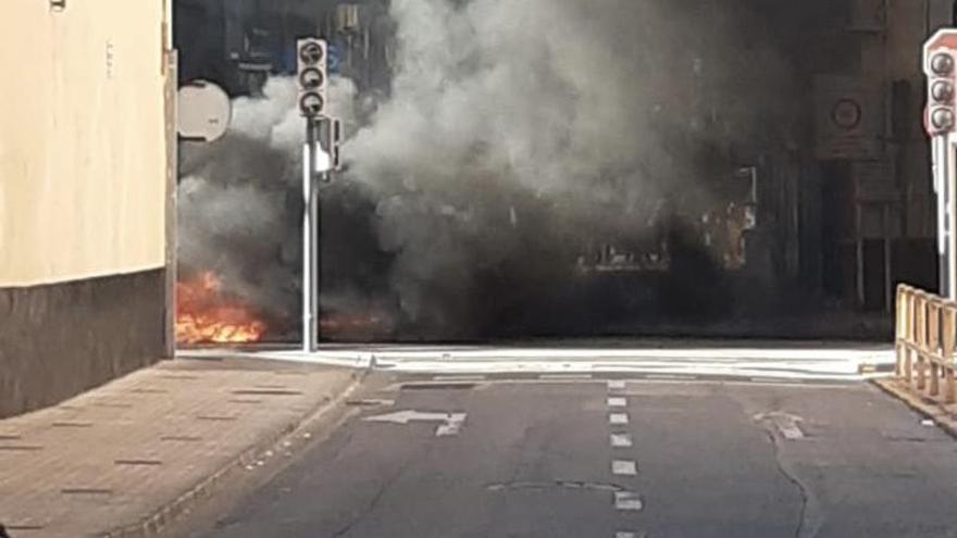 El incendio de un coche paraliza el centro de Vila-real