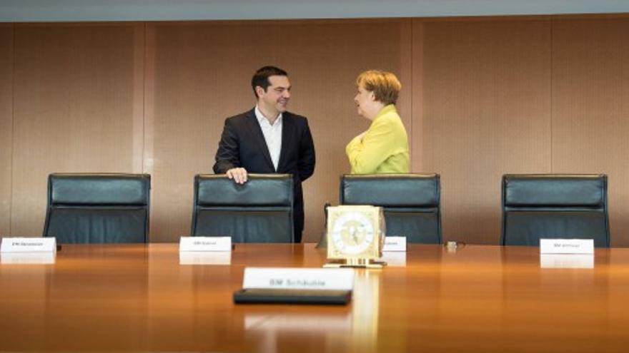 Tsipras y Merkel se reúnen en Berlín