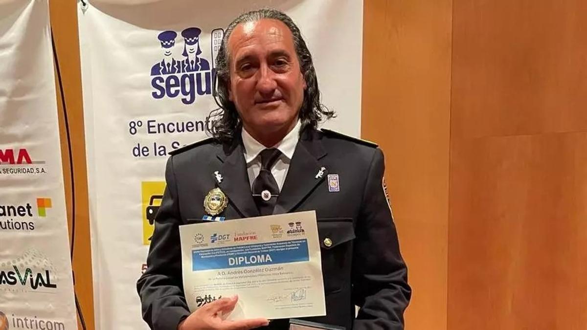 Andreu González, jefe de la Policía Local de Valldemossa, recoge un premio por su contribución a la seguridad vial.