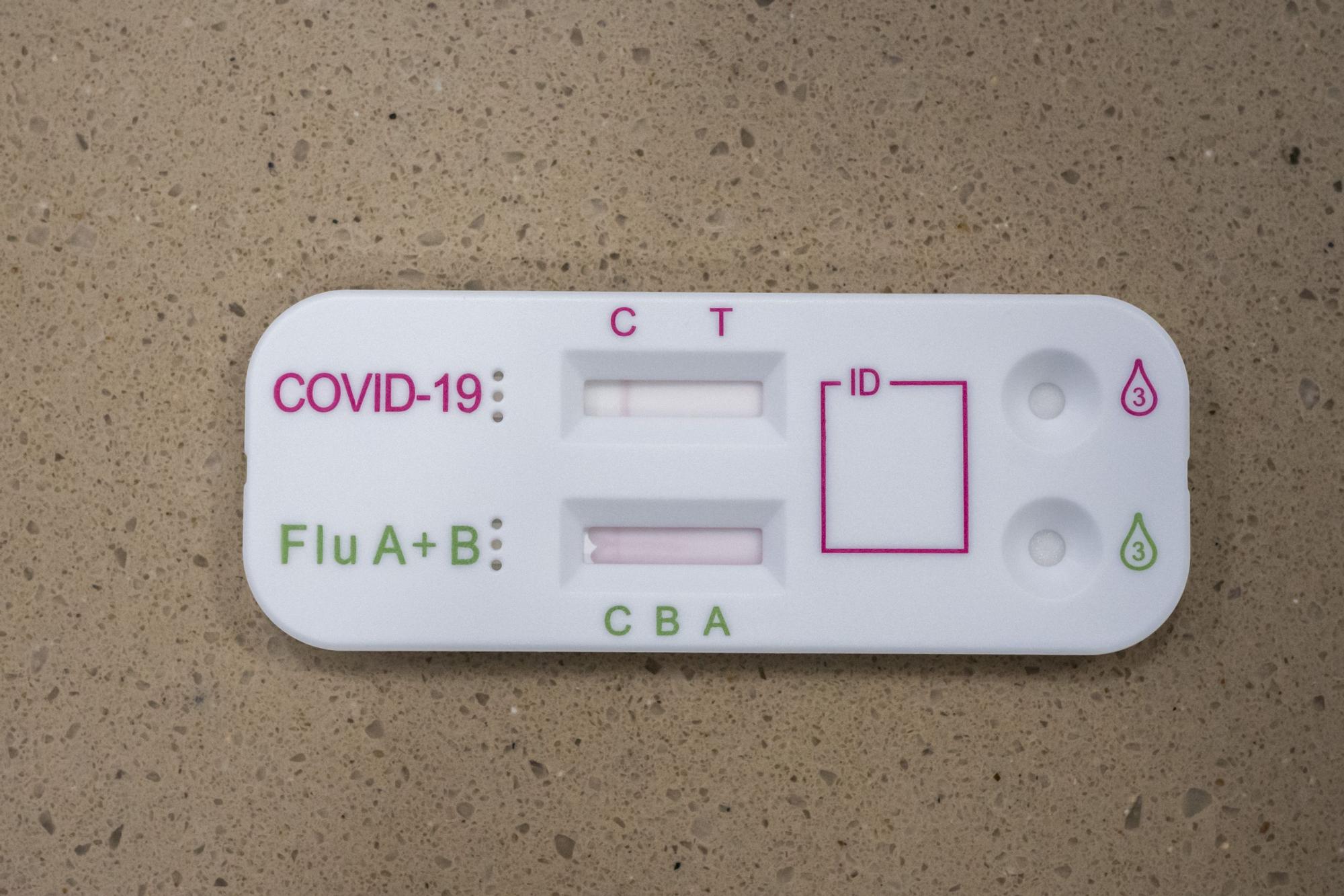 Llega a las farmacias un nuevo test que detecta a la vez coronavirus y gripe.