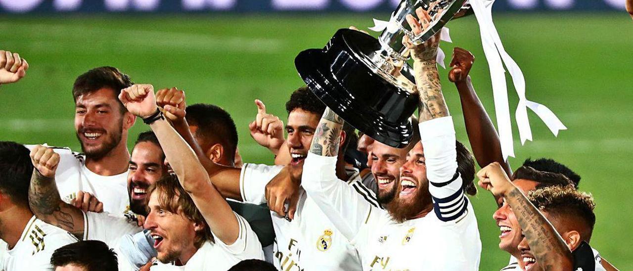 Sergio Ramos levanta la copa de campeones de Liga junto a sus compañeros.
