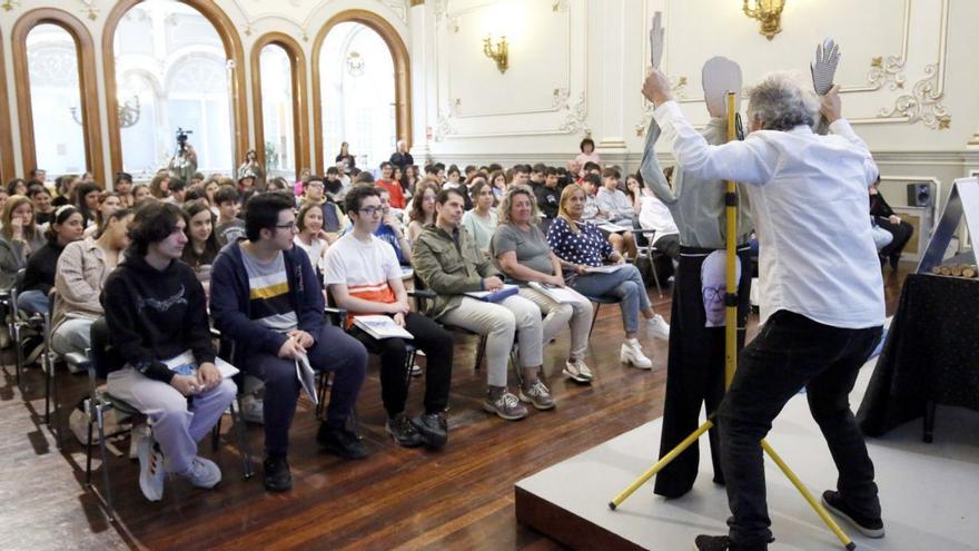 Alumnos de catro centros asistiron ao espectáculo, encabezado por Serafín Marcos.   | // RAFA ESTÉVEZ