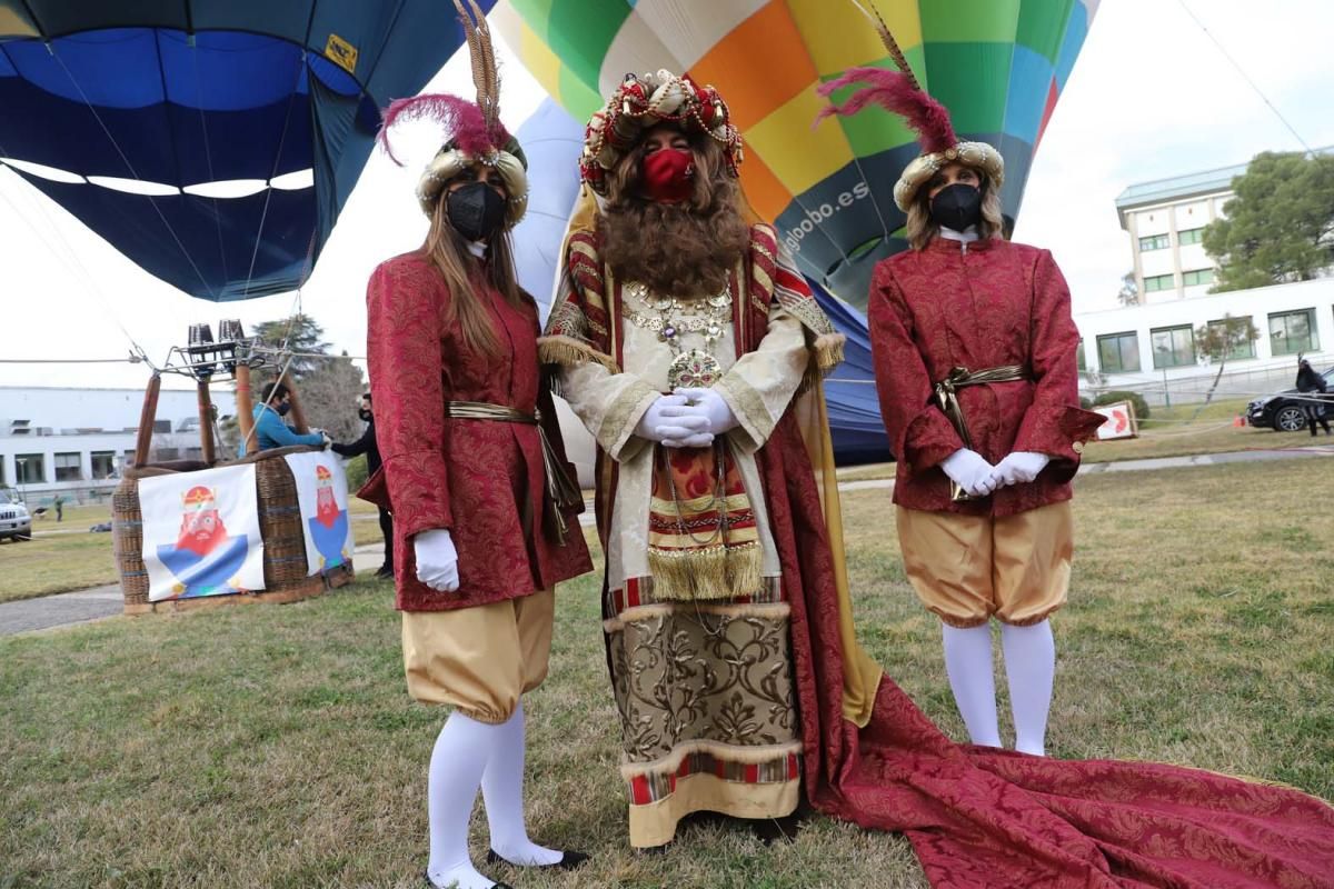 Los Reyes Magos surcan en globo el cielo de Córdoba