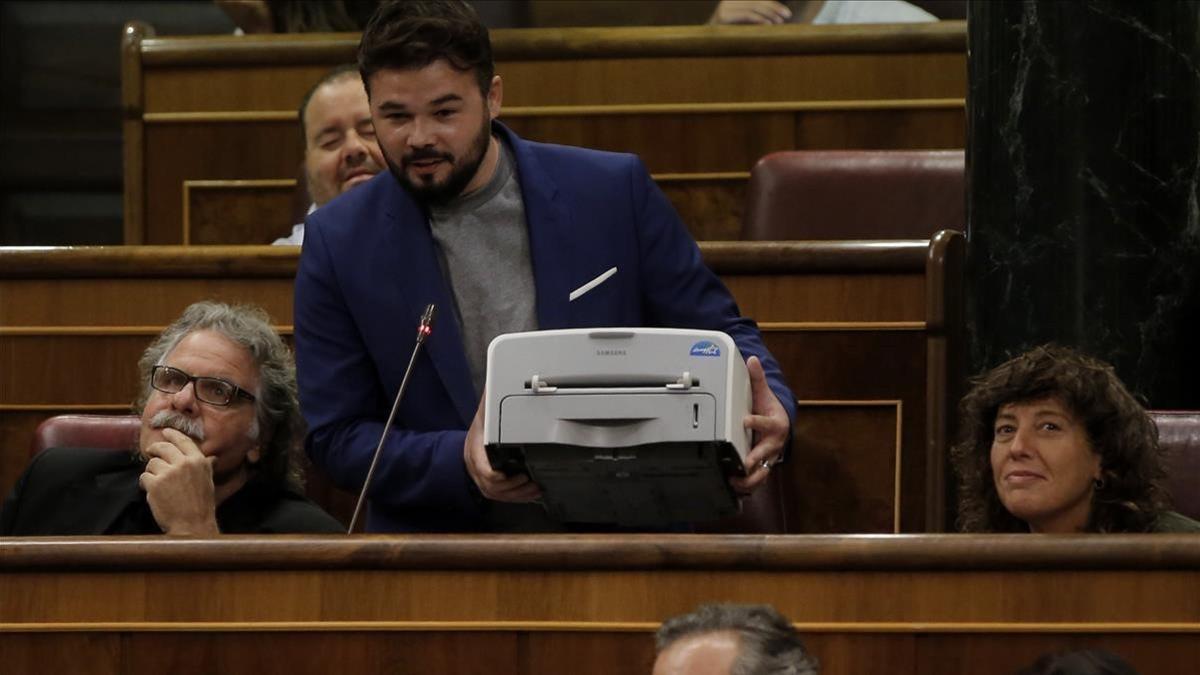 Rufián muestra una impresora durante la sesión de control al Gobierno, este miércoles.