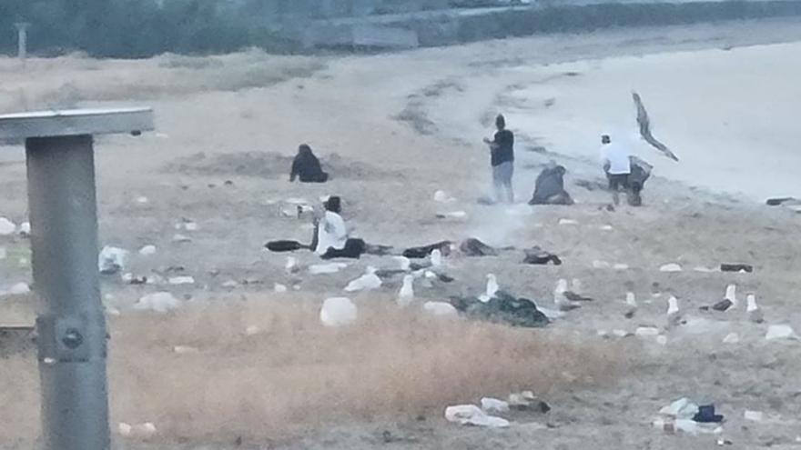 El Concello de Cangas recoge una tonelada de basura en la playa de Rodeira tras la noche de San Juan