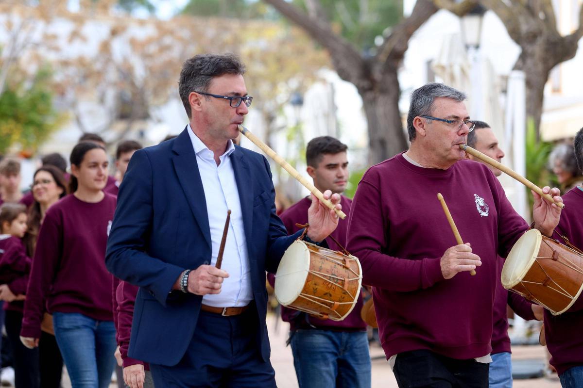 El vicepresidente del Govern, Antoni Cota, en el pasacalles ejerciendo de 'sonador'.