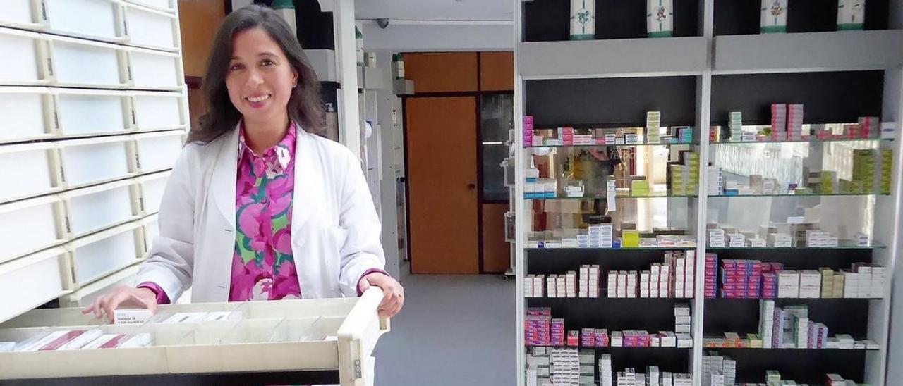 Cristina Mesa, en la parte trasera de su farmacia en Oza-Cesuras (sin mascarilla solo para la foto).