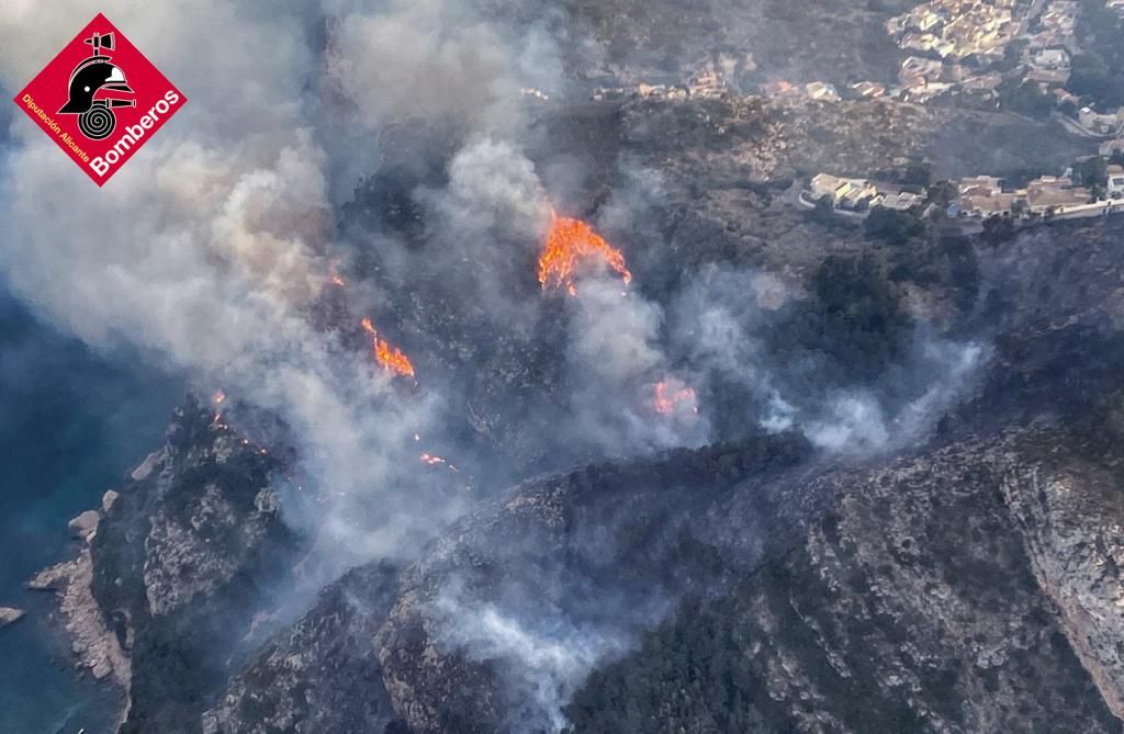 Incendio en la cala Llebeig en Marina Alta