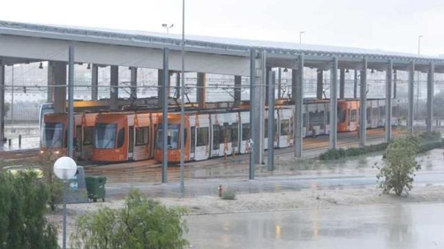 Tranvías comprados para la línea 2 que permanecen almacenados en El Campello.
