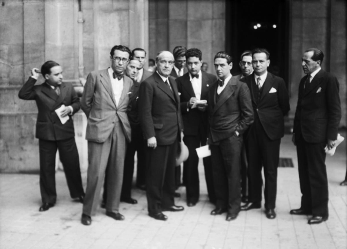 Ortega y Gasset rodeado de periodistas a la salida del Palacio Nacional en 1933