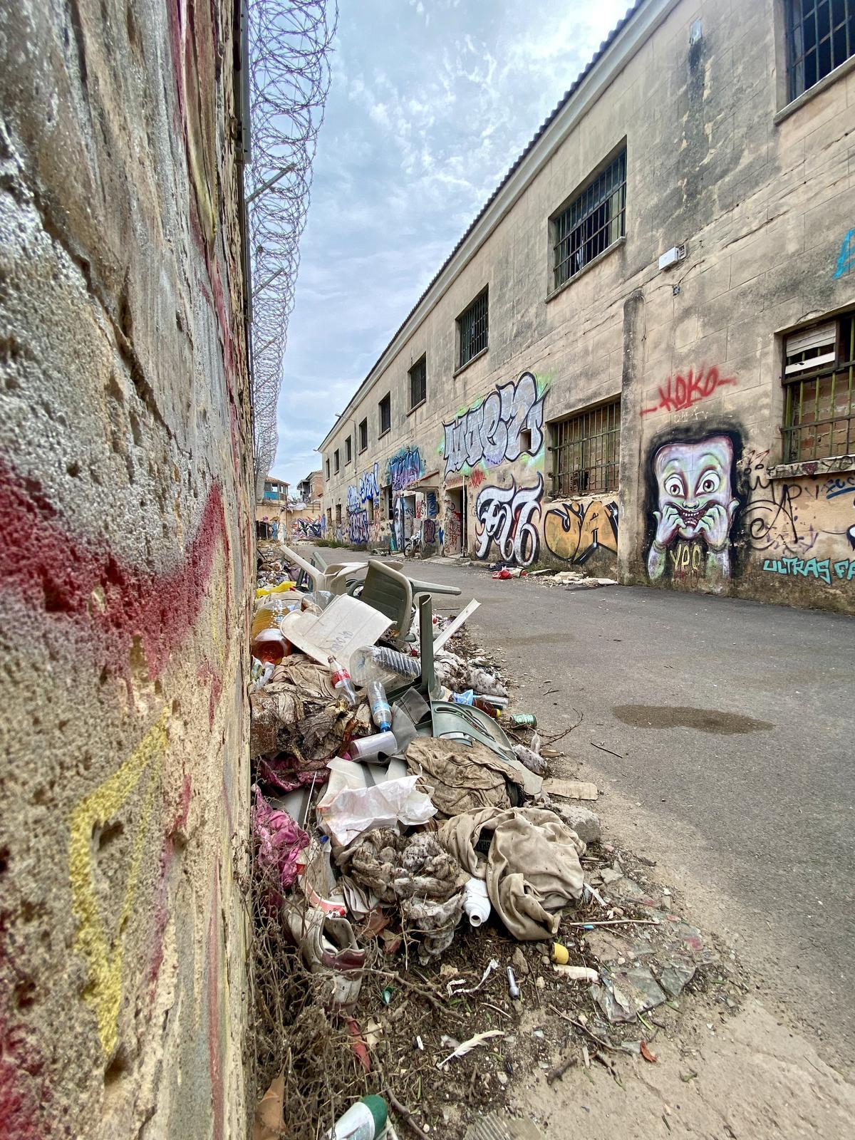 Basura en el interior de la vieja cárcel.