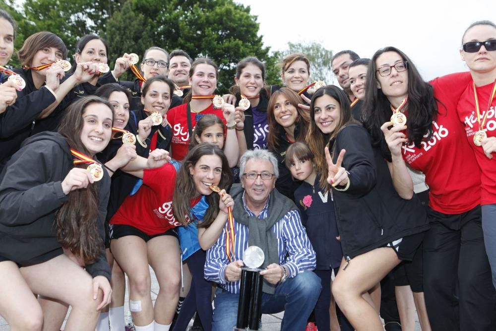 Llegada a Gijón de las jugadoras del Mavi