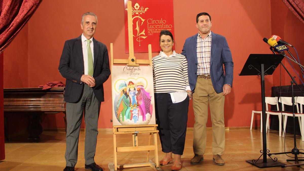 Juan Pérez, Lucía Bujalance y José Antonio Moreno, junto al cartel.