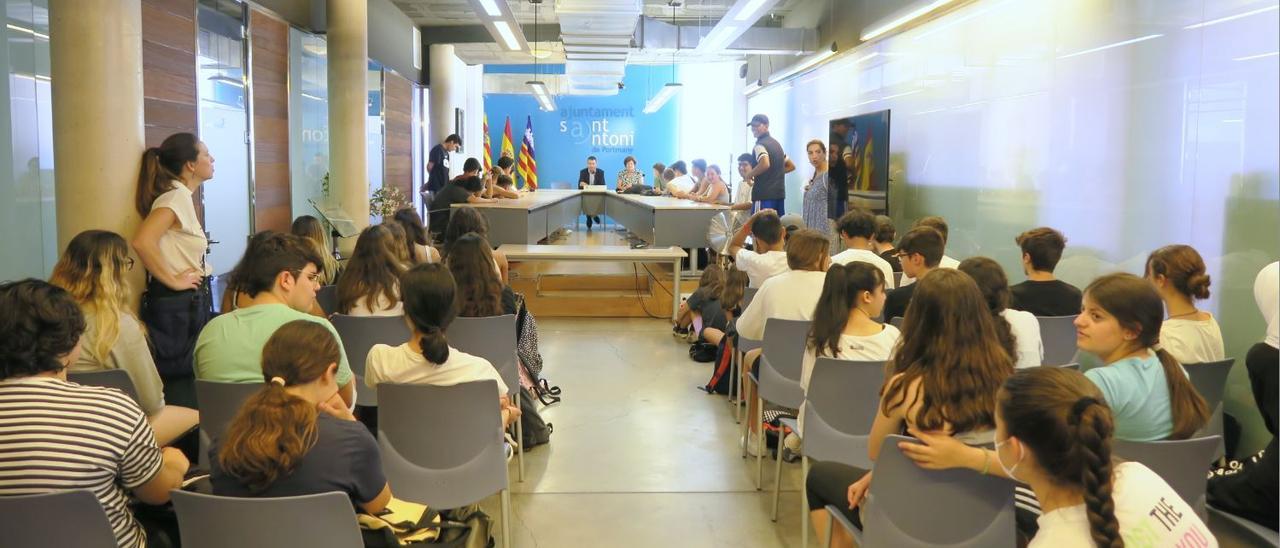 Estudiantes de Sant Antoni conocen el Ayuntamiento