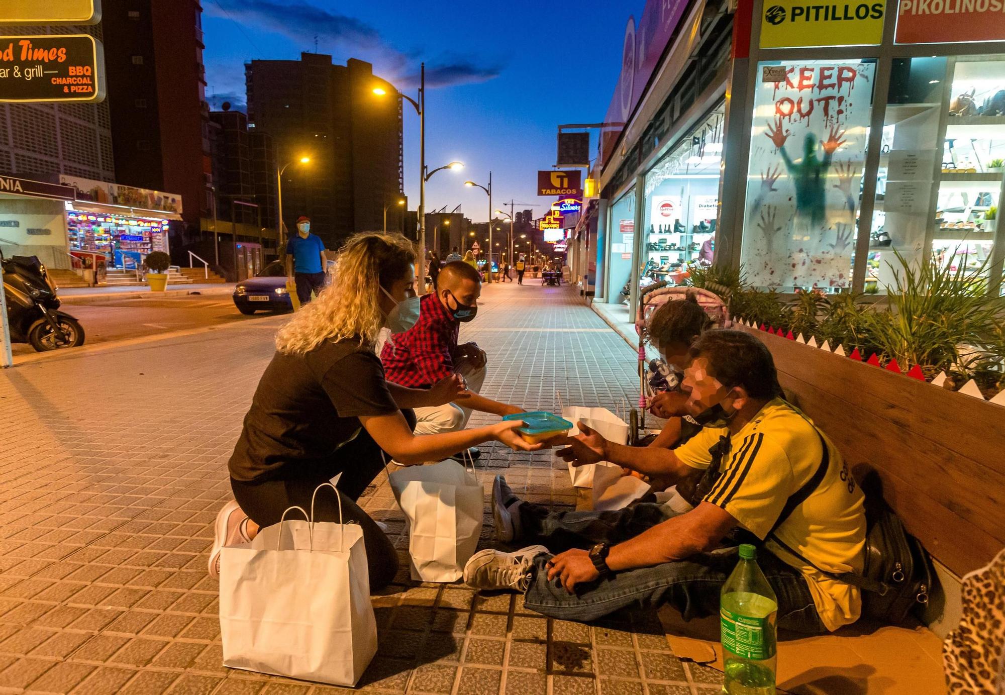 Galería: Una familia de Benidorm recorre las calles atendiendo a las personas sin techo para entregarles kits sanitarios