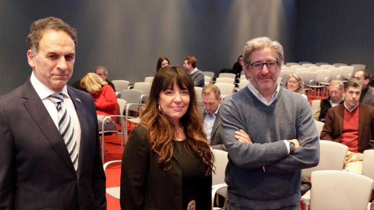 Por la izquierda, Juan Luis González, Eva García y Arturo Tellez, ayer, en el Club Prensa Asturiana. | Fernando Rodríguez