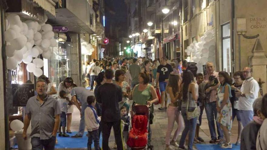 Aspecto que presentaba la calle con los comercios abiertos.