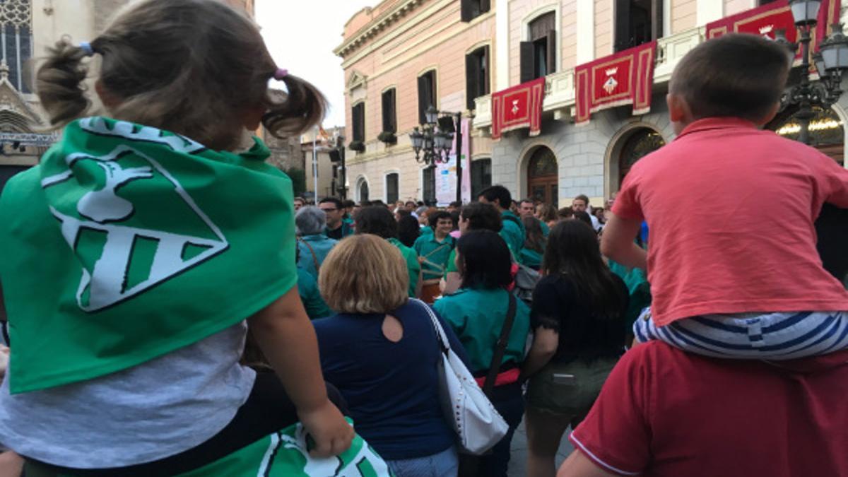 Sabadellenses durante el pregón de la Fiesta Mayor de 2017.