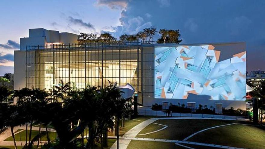 El New World Center de Miami Beach entre dues llums, al capvespre