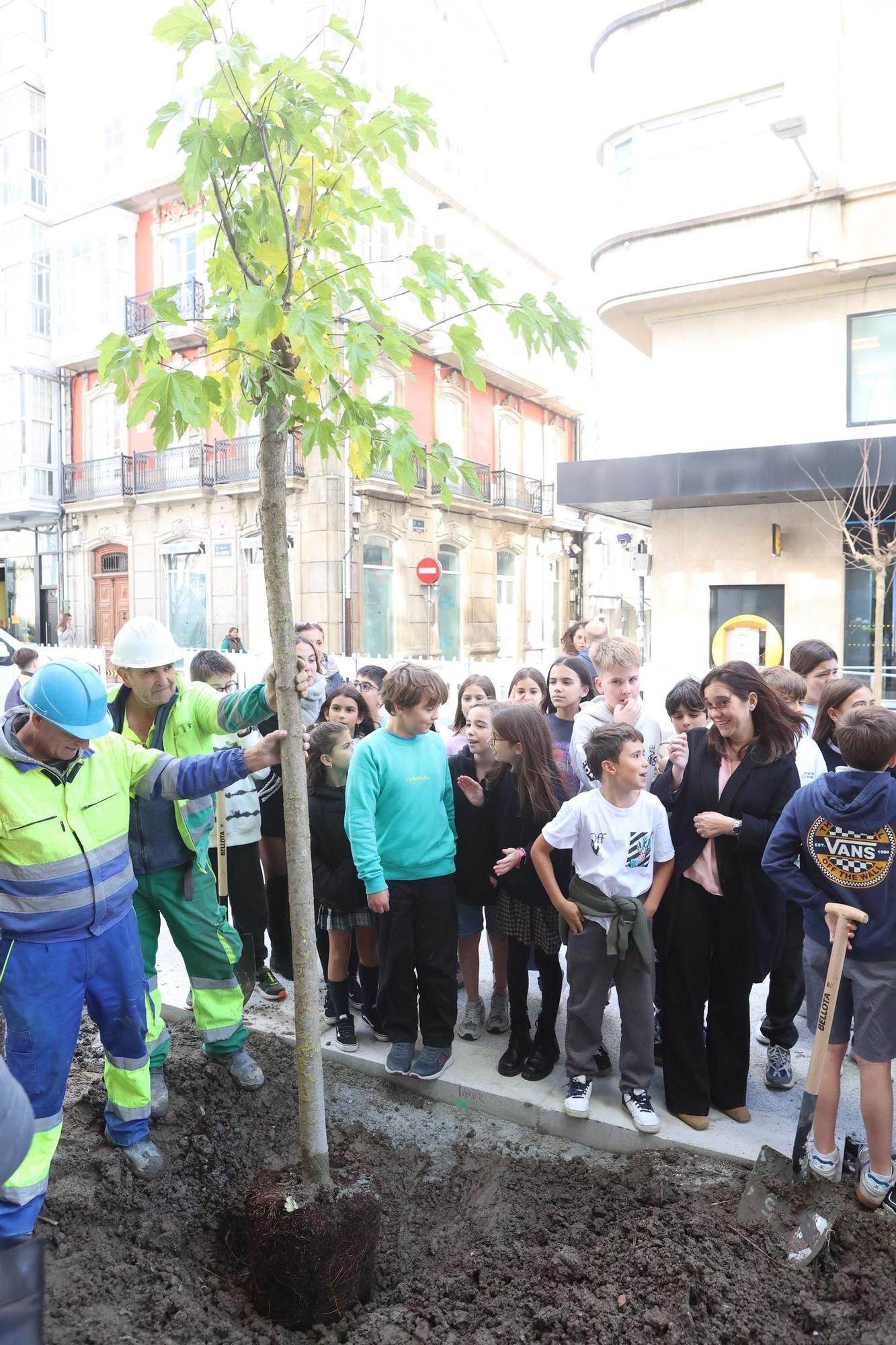 Alumnos del Eusebio da Guarda plantan un árbol en la recta final de la reforma de San Andrés