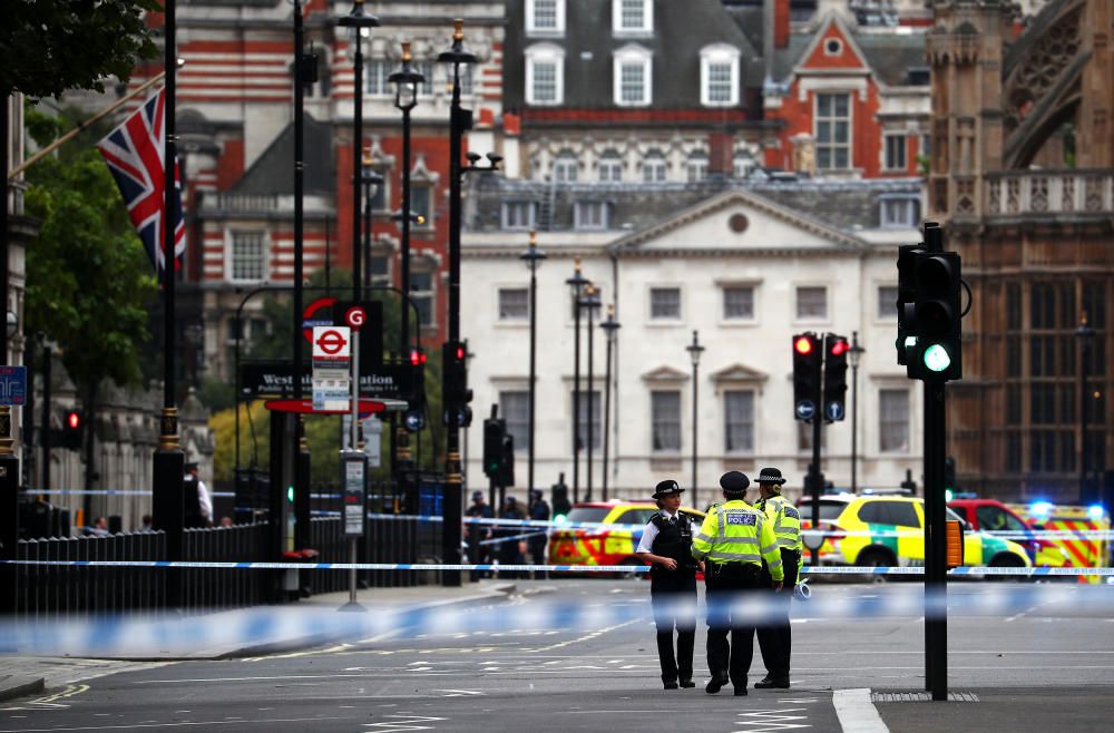 Arrestado un hombre tras estrellar su coche frente al Parlamento británico